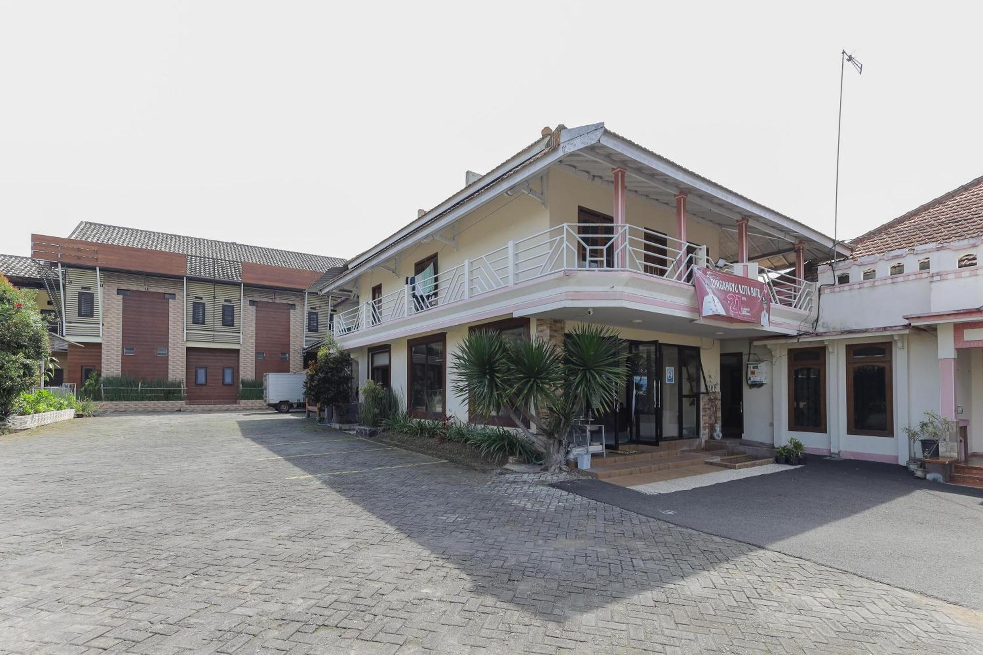 Oyo Bunga Matahari Guest House And Hotel Batu  Exterior photo