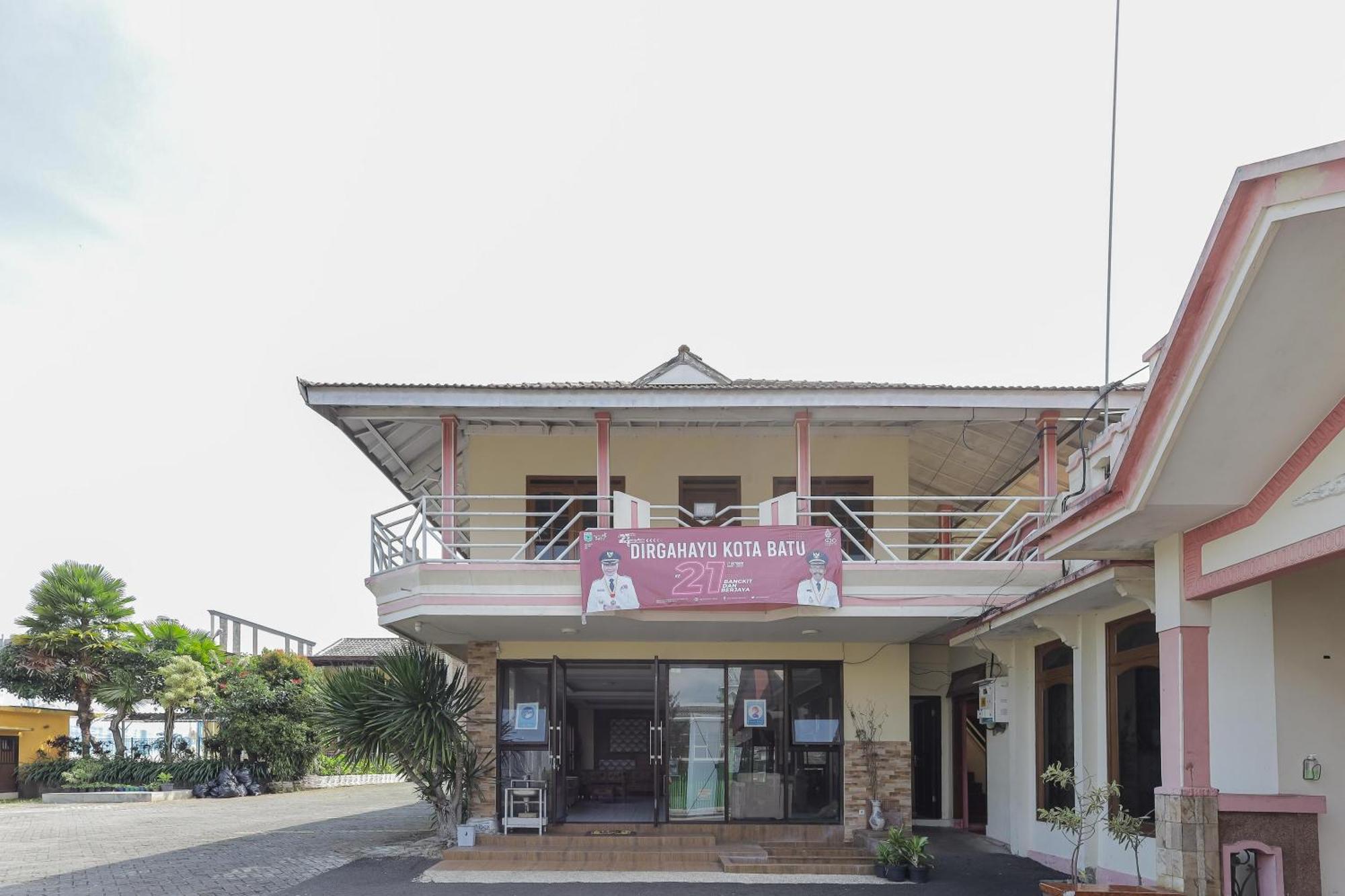 Oyo Bunga Matahari Guest House And Hotel Batu  Exterior photo