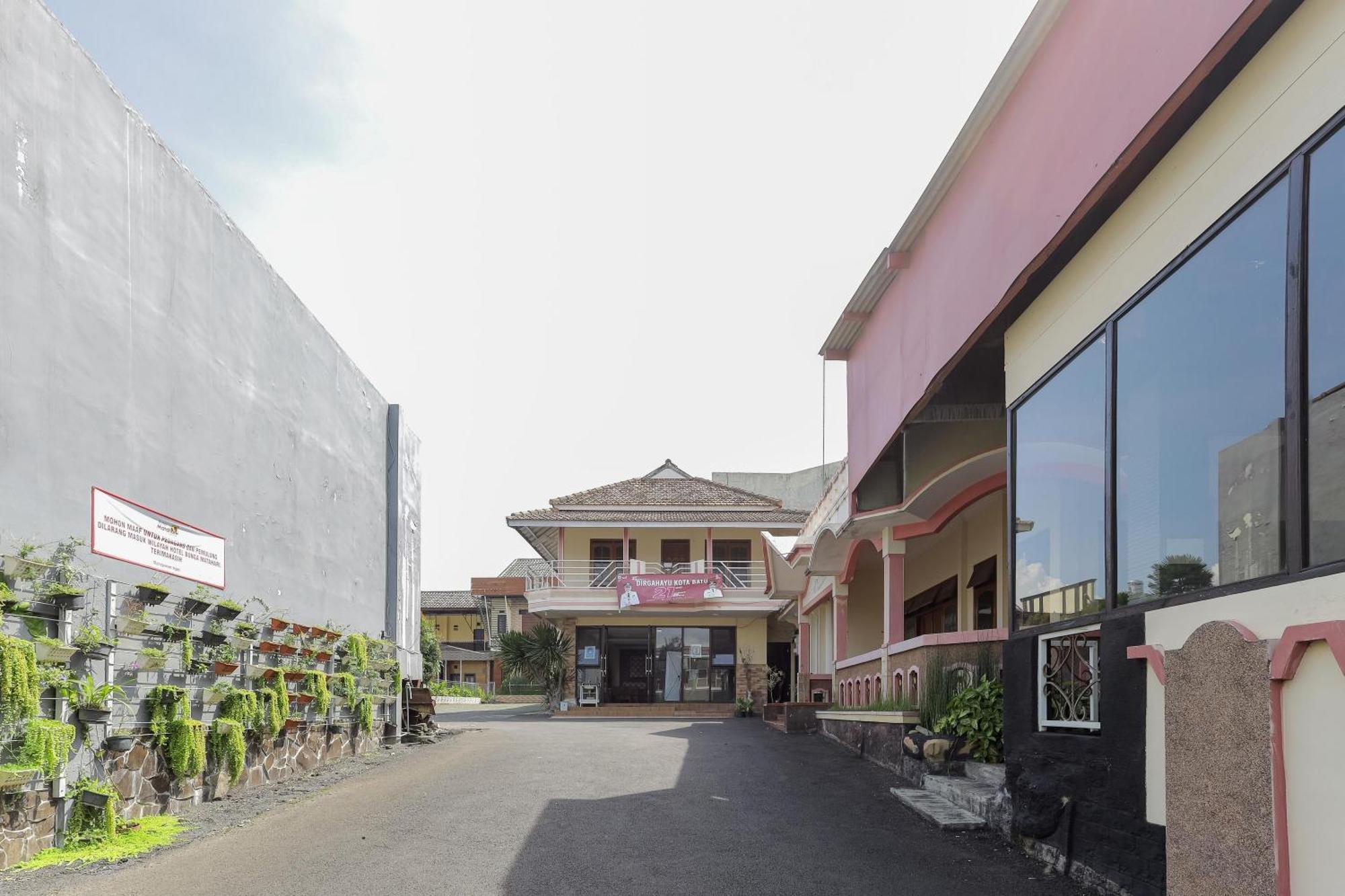 Oyo Bunga Matahari Guest House And Hotel Batu  Exterior photo