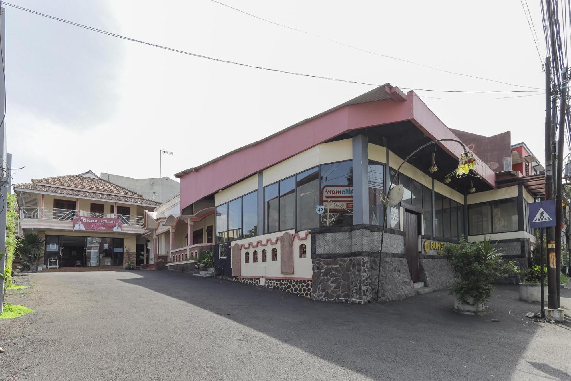 Oyo Bunga Matahari Guest House And Hotel Batu  Exterior photo