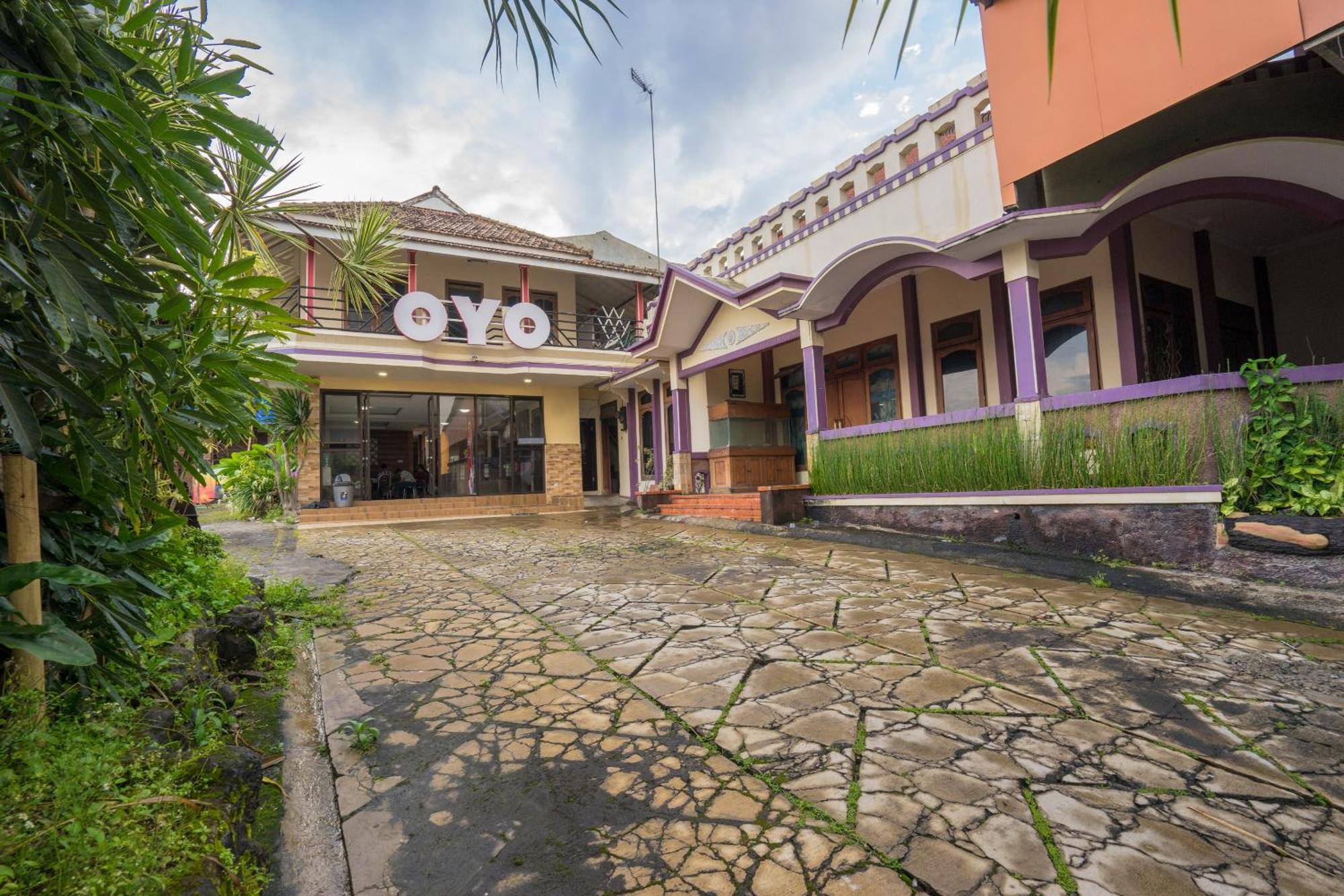 Oyo Bunga Matahari Guest House And Hotel Batu  Exterior photo